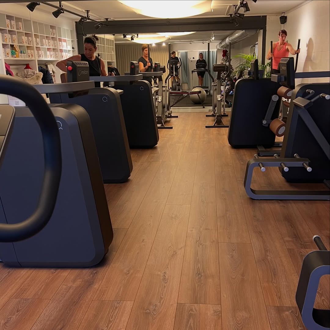 Rustige boutiqueclub met een Milon-circuit en enkele leden die trainen