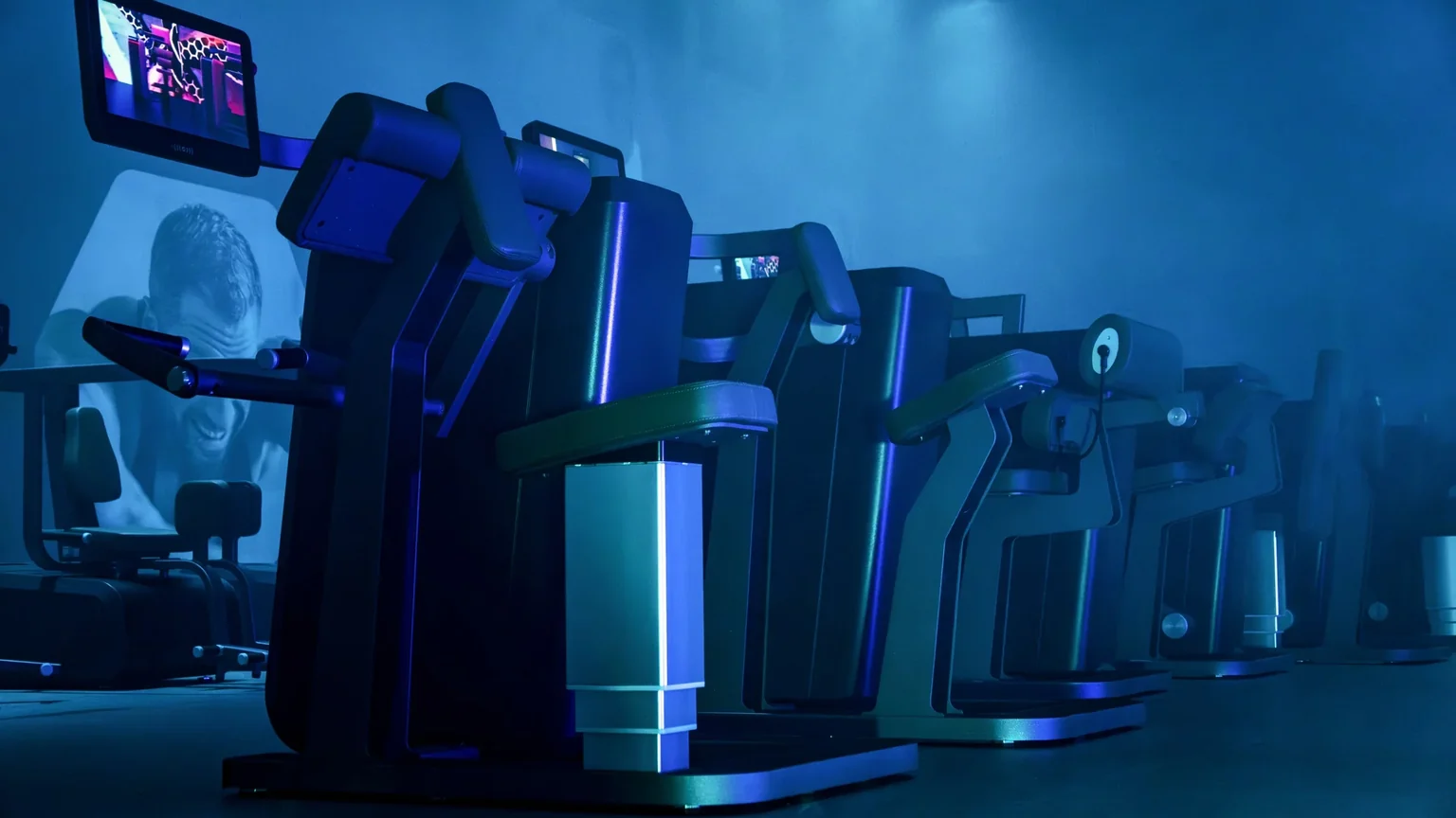 Rij officiële EGYM Smart Strength-toestellen met verlichte schermen